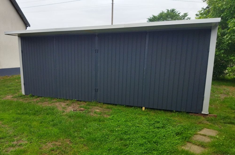 Garaż z płyt warstwowych 5,5x6m. H-2m.