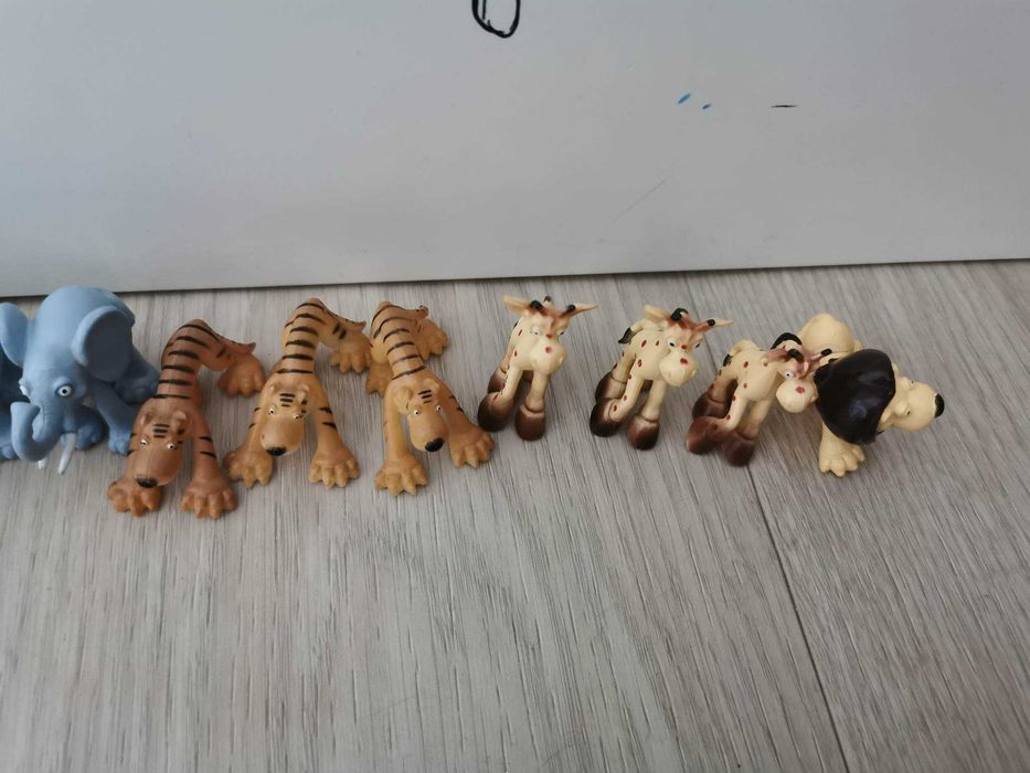 Miniaturowe figurki używane zwierzątek z sawanny