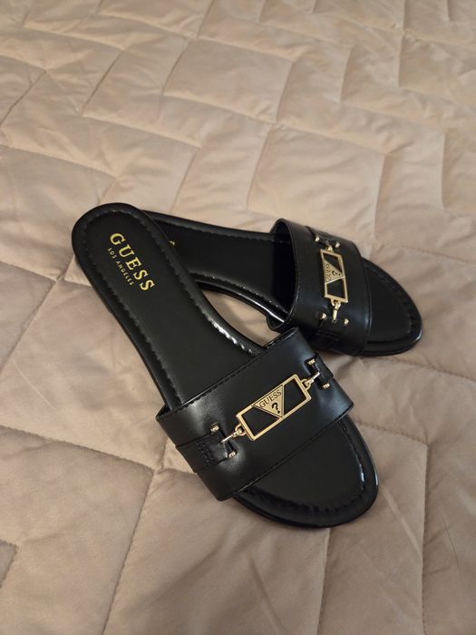 Продам шльопанці  Guess 38 розміру(маломірять)