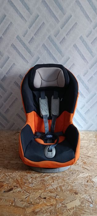 Дитяче автокрісло CHICCO.
 Автокрісло Chicco universal 9-18 кг. Регулю