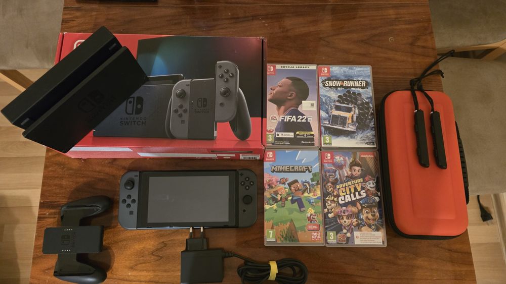 Konsola Nintendo Switch z etui i grami