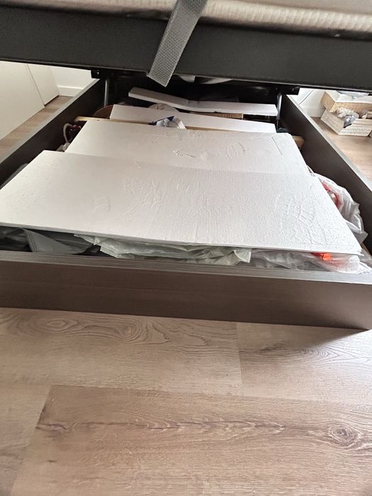 Cama com arrumacao, cabeceira incorporada em madeira e ferro.