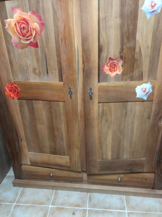 Armário em madeira maçiça