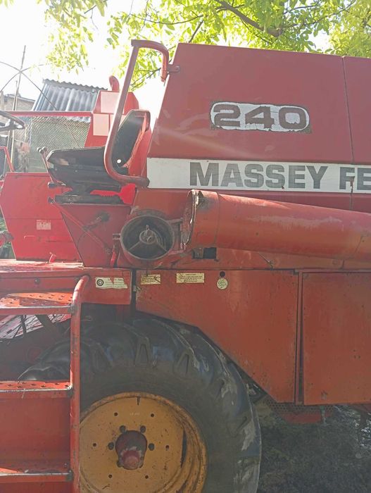 Комбайн Massey Ferguson 240