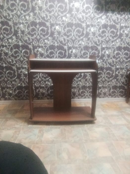 Столик компьютерный.