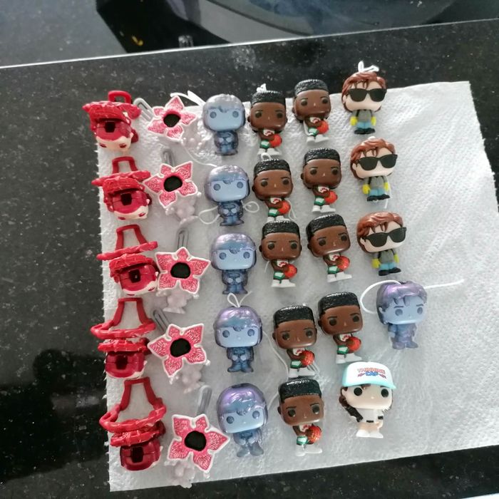 Figurki kinder joy stranger things