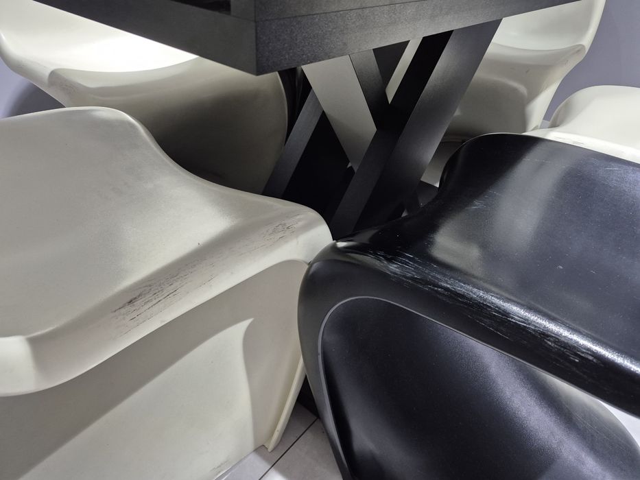 Krzesła pantone  panton