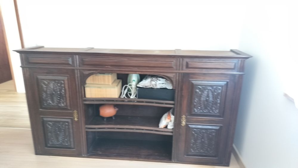 Móvel de sala antigo em madeira escura
