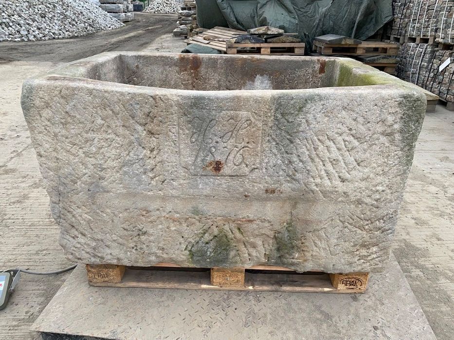 Zabytkowy Zbiornik z Szarego Piaskowca z 1876 roku – Unikat