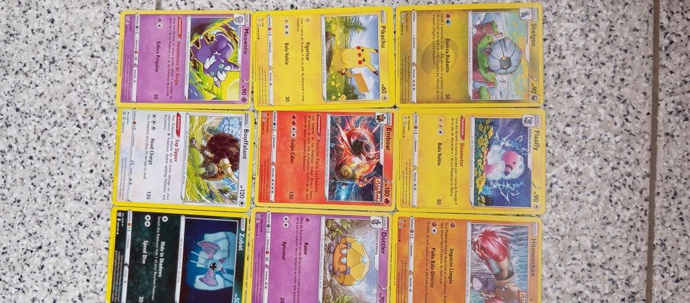 Várias cartas Pokémon