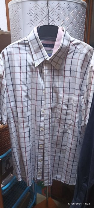 Camisa branca, de manga curta, risca fina em azul e encarnado