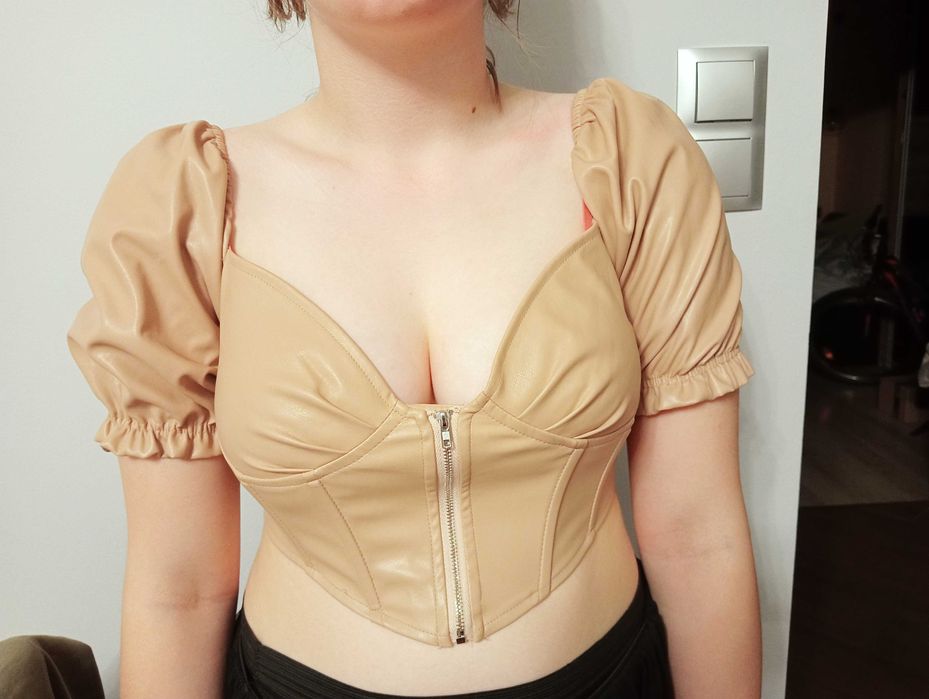 Sexy bluzka damska z eko-skóry beżowa M/10/38 Pretty Littlething