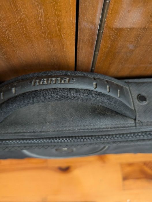 Czarna masywna ciężka torba od laptopa na ramię marki hama