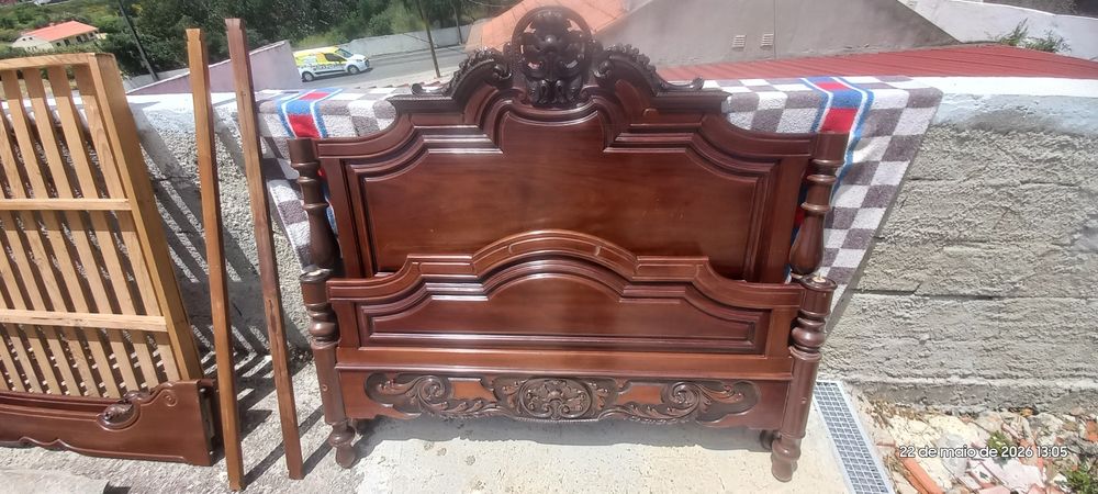 Cama casal de mogno
