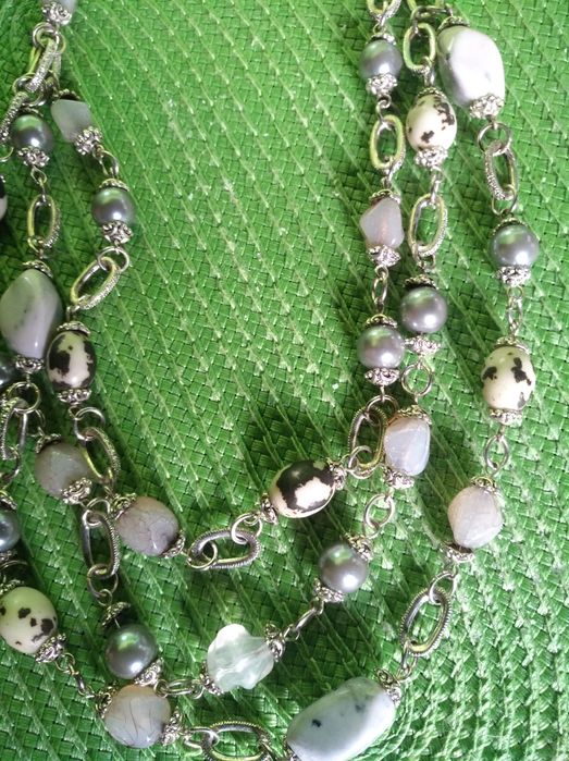 Korale z kryształkami górskimi.