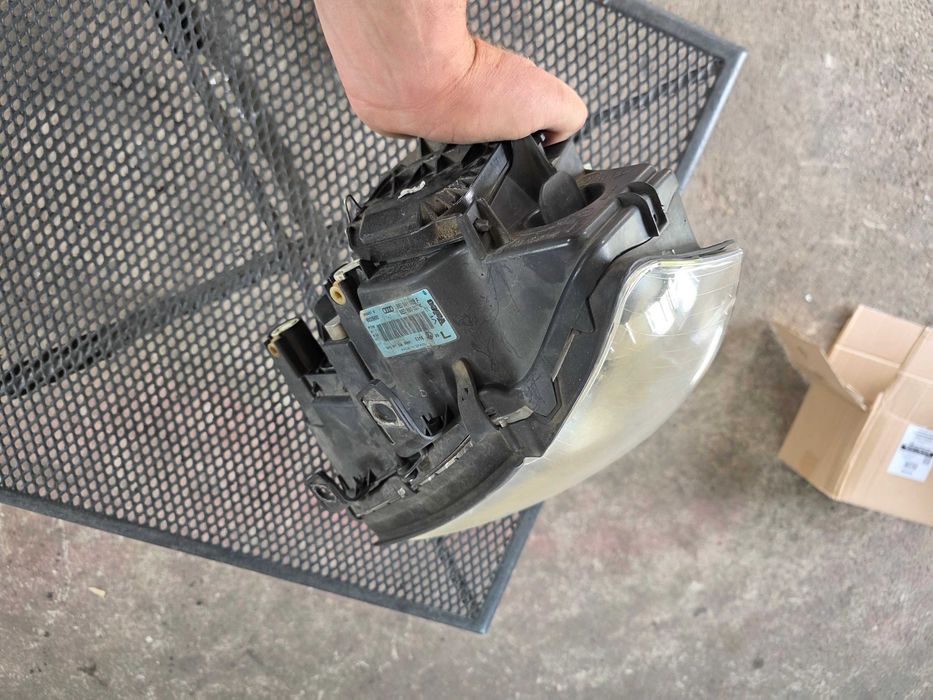 lampa lewa przód przednia Audi a4 b6 02 rok Europa oryginalna 2.0 benzyna