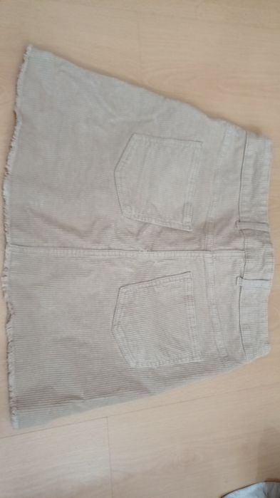 mini saia bege de mulher