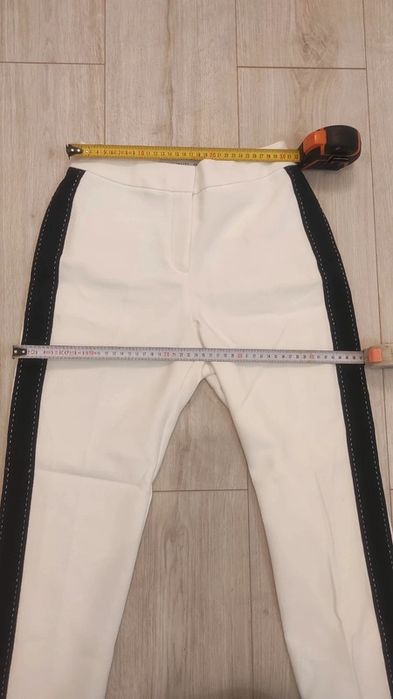 Białe spodnie w kant z lampasem, Reserved, r. 34/XS