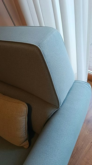 Sofa comprido cinzento