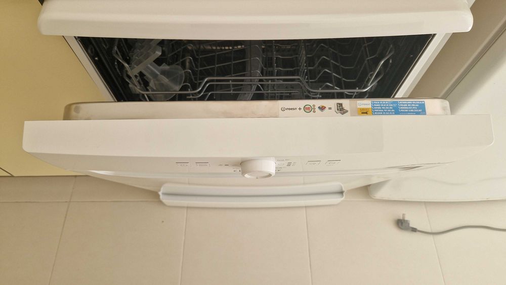 Máquina de Lavar Loiça, Indesit, modelo DFE 1B1913, nova
