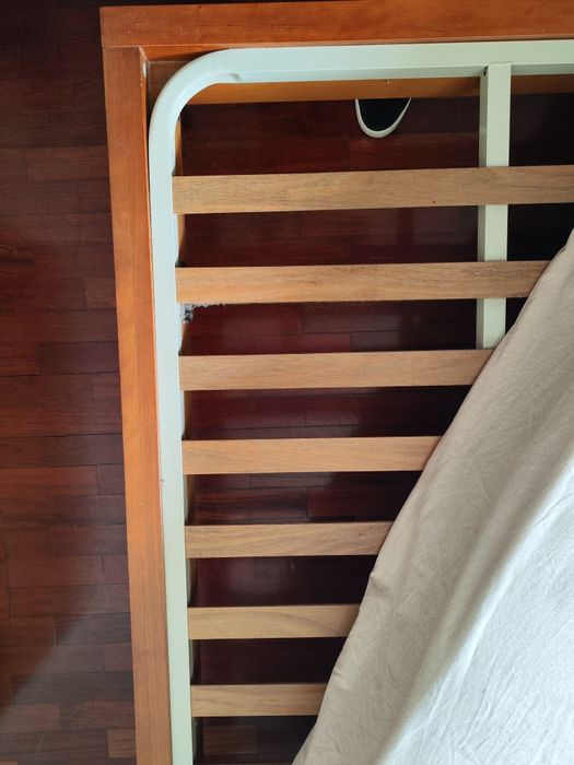 Cama casal em cerejeira com estrado e colchão