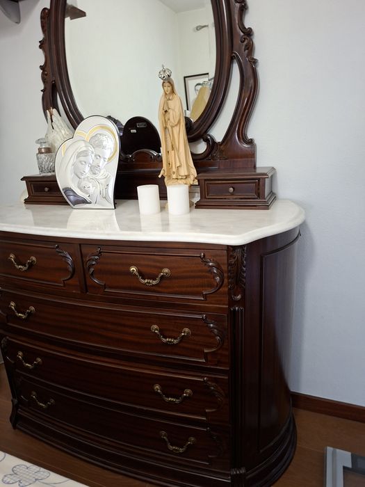 Quarto de casal, madeira nobre.