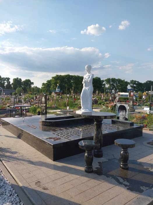 Пам'ятники, монументи, статуї індивідуальної роботи. Роботи з каменем.