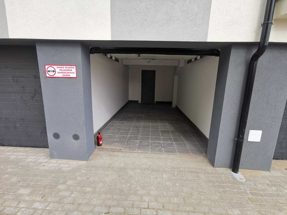Garaż przy ul. Stryjewskiego, brama automatyczna, prąd