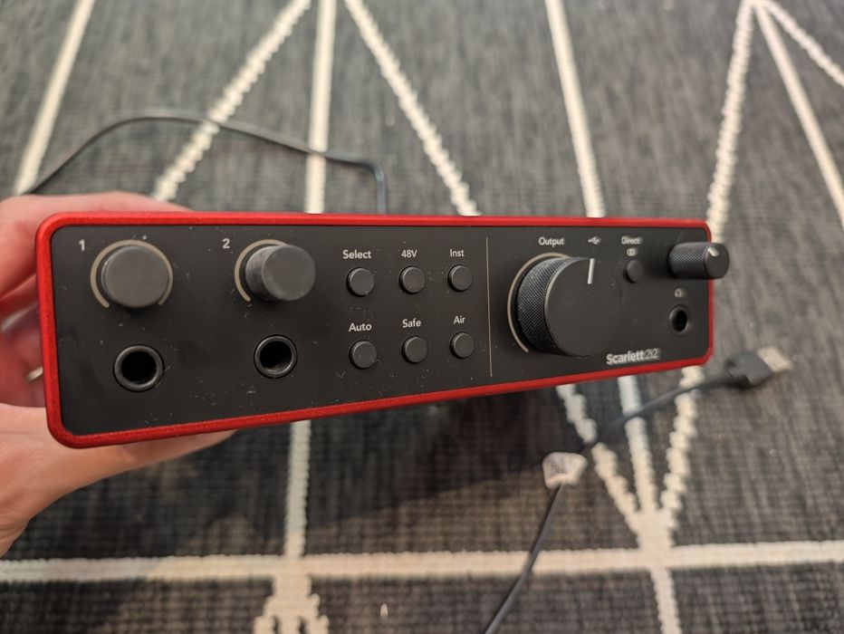 Focusrite 2i2 4th generation - com caixa