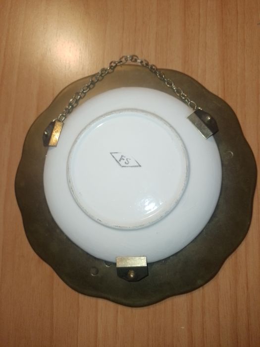 Prato em porcelana F S com monture em latão cinzelado