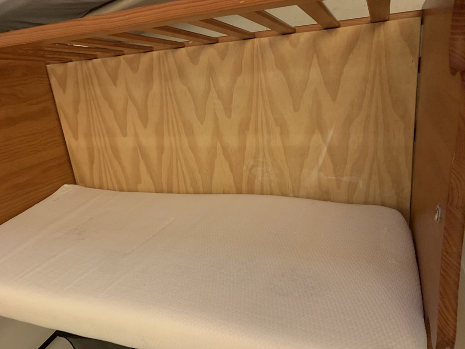 Berço em pinho com baloiço