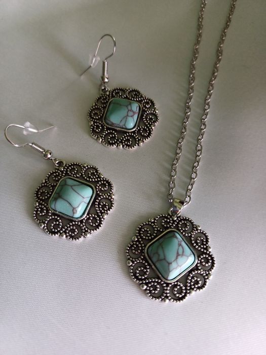 Biżuteria z błękitnymi oczkami