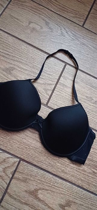 Czarny biustonosz Essentials r. 80 B