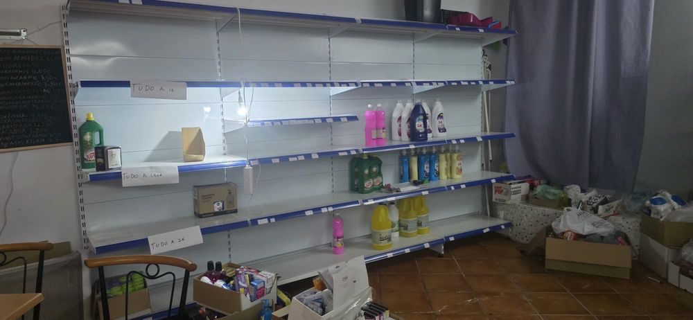 Prateleiras praticamente novas
