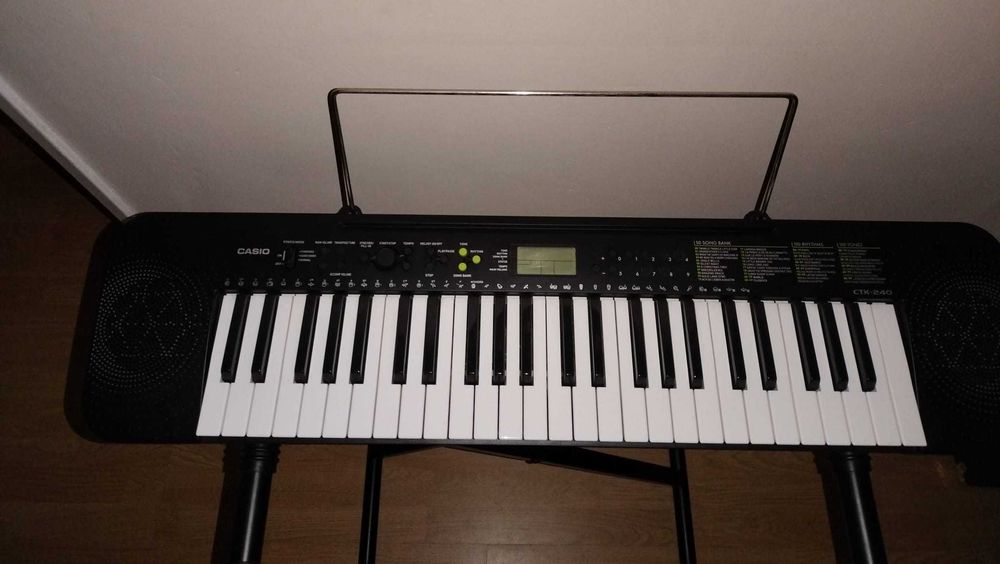 Teclado CASIO CTK-240 com suporte incluído
