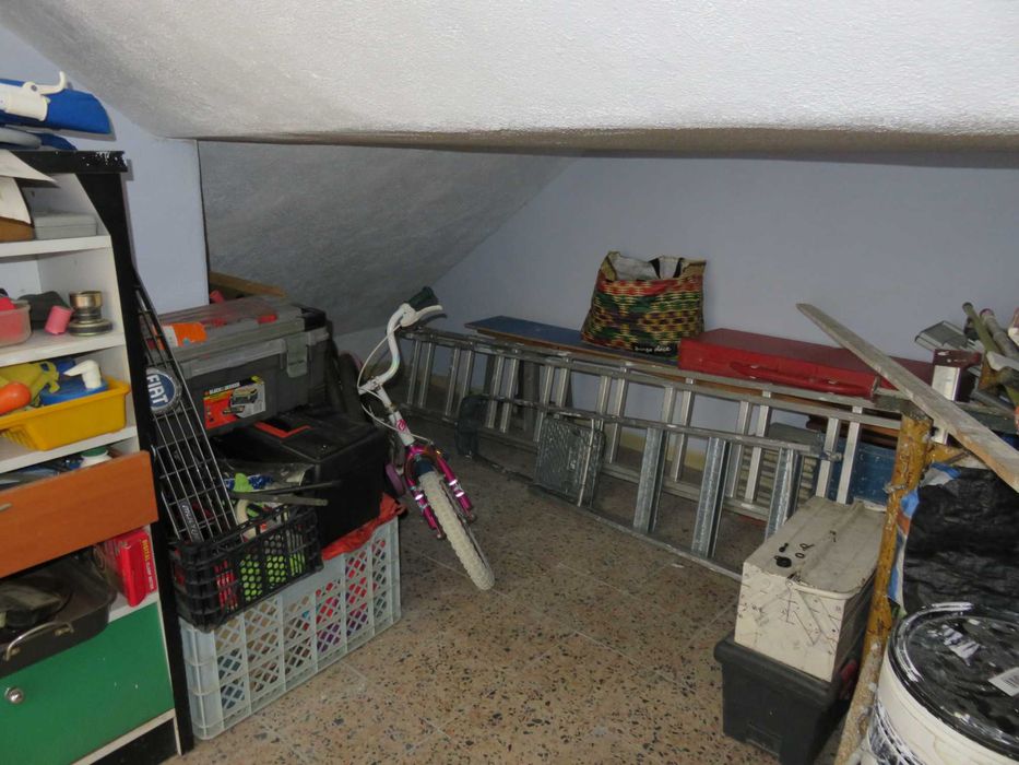 Garagem Box na Amora/Seixal junto à junta de freguesia de Amora