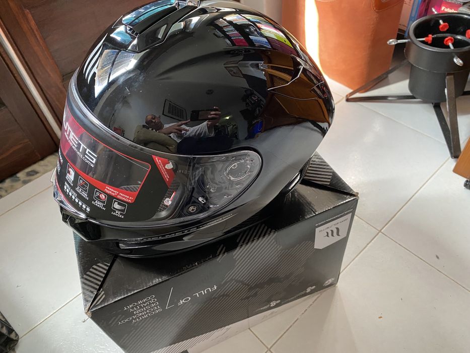 Capacete preto Mota