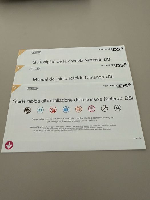 Nintendo dsi preta com caixa, manuais e carregador