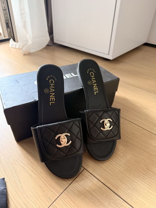 Шльопанці в стилі Chanel