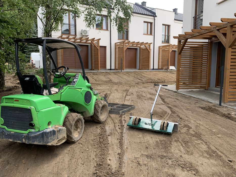 Roboty ziemne usługi minikoparka miniładowarka AVANT JCB bobcat