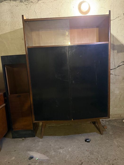 Witryna PRL z czarnymi drzwiami Lejkowski Leśniewski