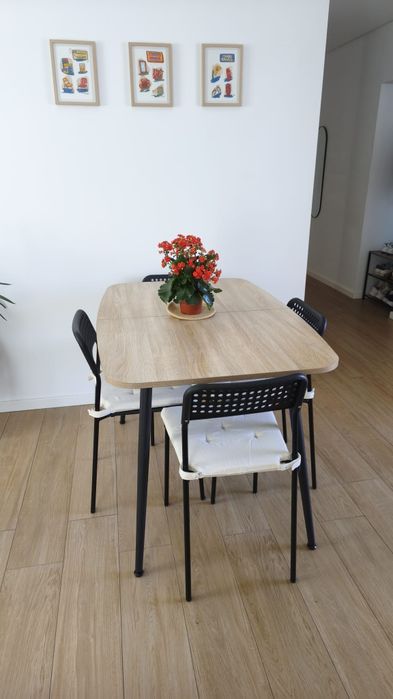 Mesa extensível ( 4 ou 6 lugares) com cadeiras
