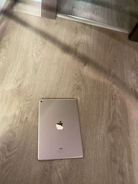 Apple iPad Air 2 16GB, Wi-Fi, A1566, 9.7in - White With Gold Back