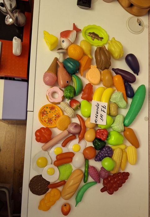 Кухня дитяча з посудом і продуктами