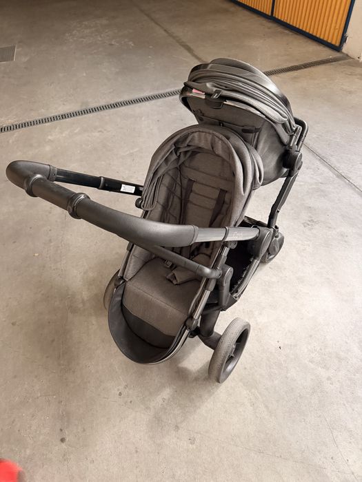 Carrinho de bebé gémeos + cadeiras auto para o automovél + 1 alcôfa