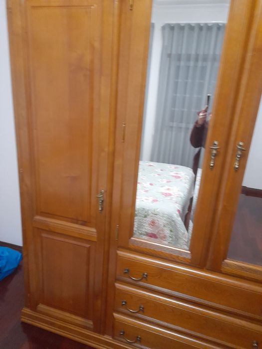 Roupeiro em cerejeira com 4 portas