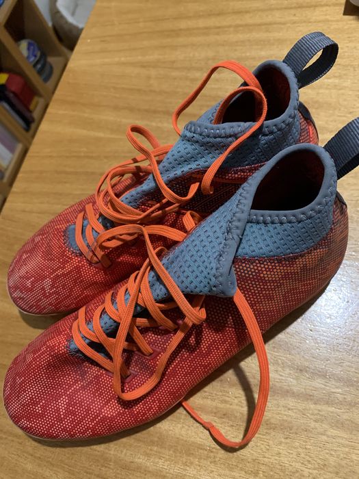 Chuteiras de futebol marca Kipsta tamanho 35