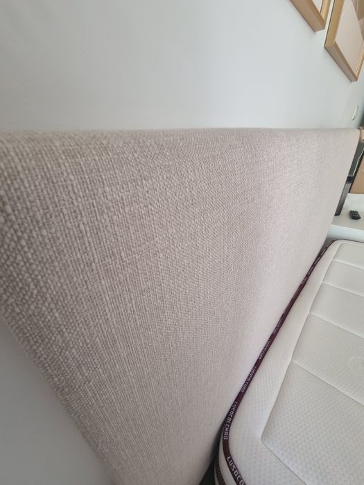 Vendo cama com cabeceira em tecido e colchão