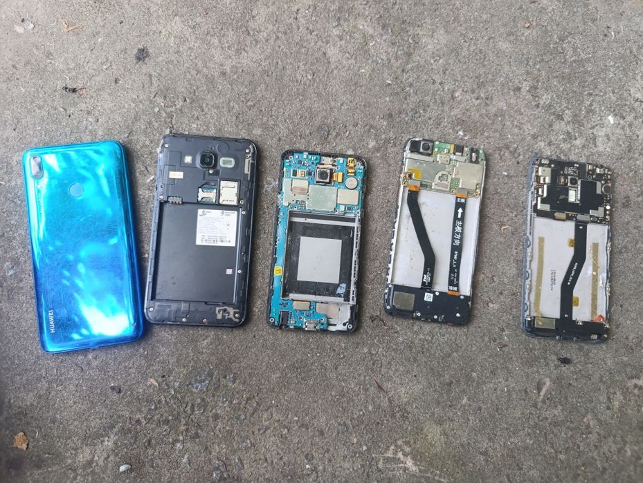 Продам 3 нерабочих телефонов