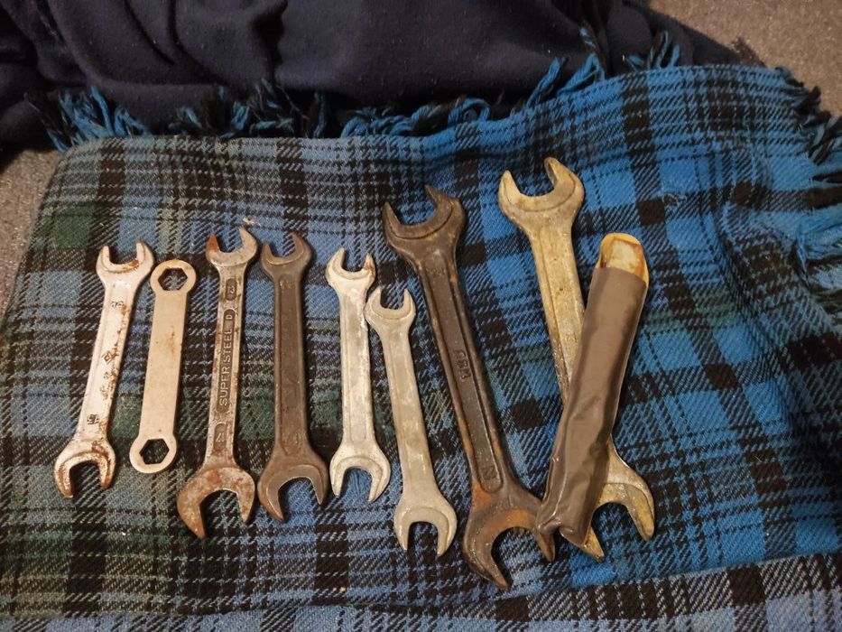 Набор советских инструментов в основном ключи, зубило, четырехгранный